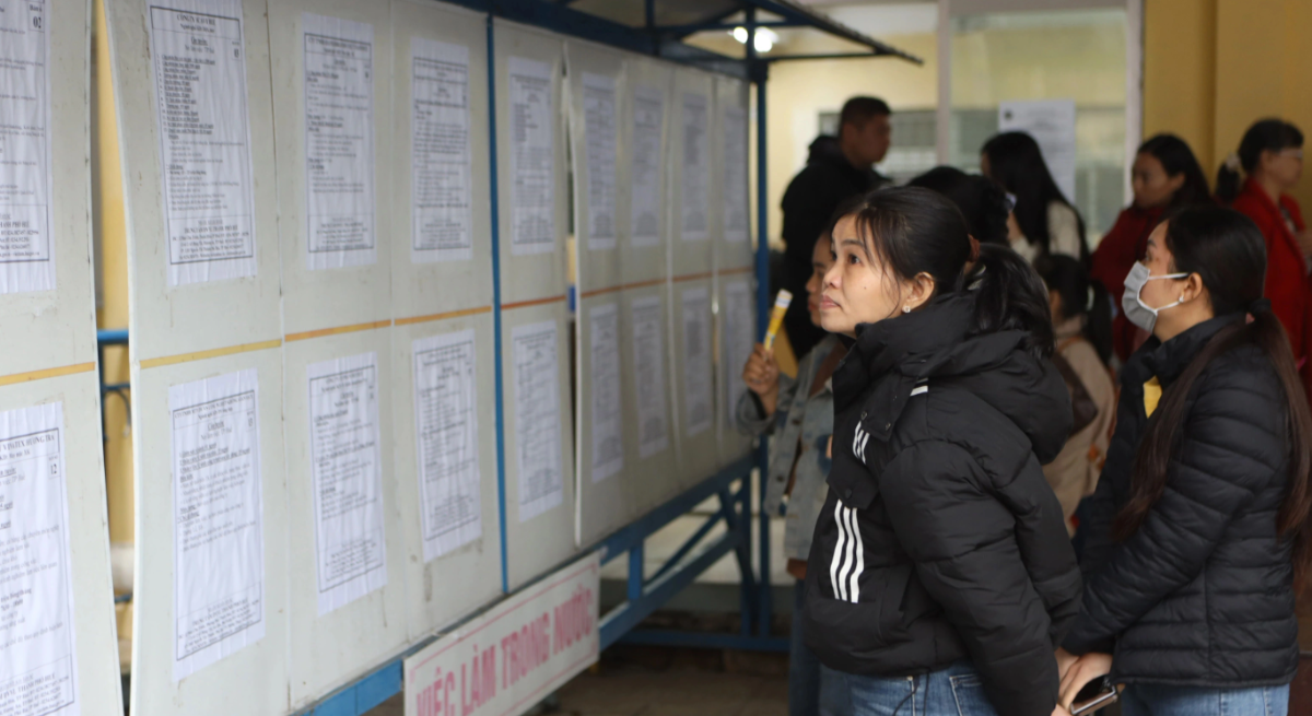 Người lao động ở Huế tham gia phiên giao dịch việc làm sau thời gian mưa lũ kéo dài. Ảnh: Vi Thảo