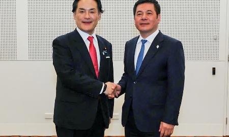 Bộ trưởng Nguyễn Hồng Diên và Quốc vụ khanh Nhật Bản Kazuchika Iwata.