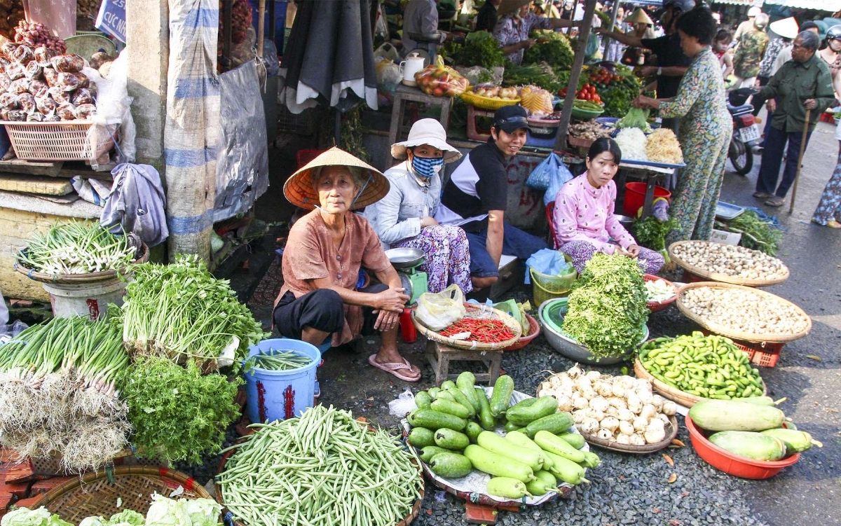 Theo các tiểu thương, rau xanh khan hiếm khiến việc nhập hàng trở nên khó khăn.