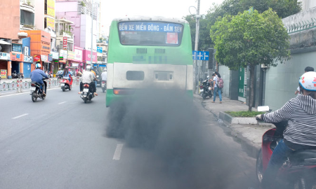 Đến năm 2030, tất cả các phương tiện tham gia giao thông đường bộ (bao gồm xe ô tô, xe mô tô, xe gắn máy) được quản lý, kiểm soát về khí thải theo lộ trình áp dụng tiêu chuẩn, quy chuẩn kỹ thuật quốc gia. Ảnh minh họa