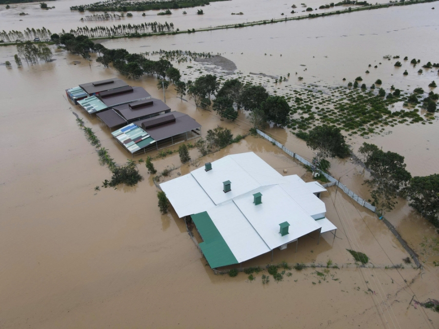 Nhiều bản làng ở Đắk Lắk ngập sâu trong lũ dữ.