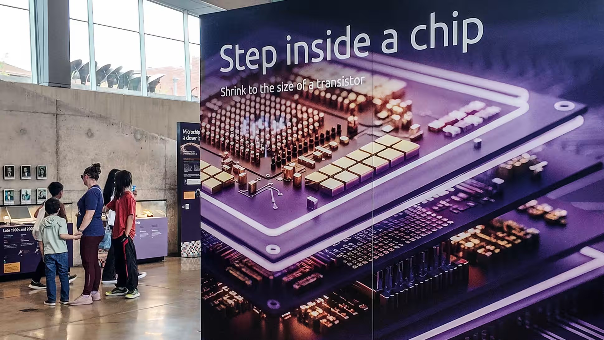 Các chính phủ, công ty và trường cao đẳng đang chạy đua để đào tạo nhân viên công nghệ cho sự nghiệp sản xuất, nhưng vẫn còn nhiều câu hỏi về tác động của AI đối với việc làm.