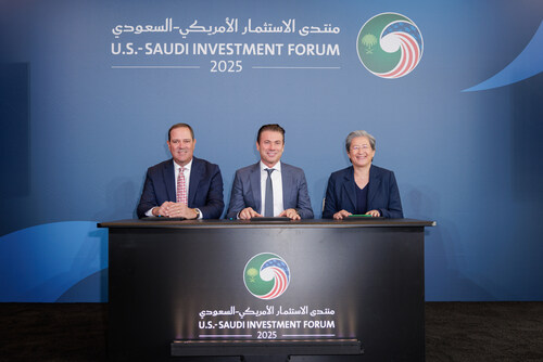 Ông Chuck Robbins (CEO, Cisco), ông Tareq Amin (CEO, HUMAIN), và bà Lisa Su (CEO, AMD).