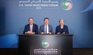 Ông Chuck Robbins (CEO, Cisco), ông Tareq Amin (CEO, HUMAIN), và bà Lisa Su (CEO, AMD).