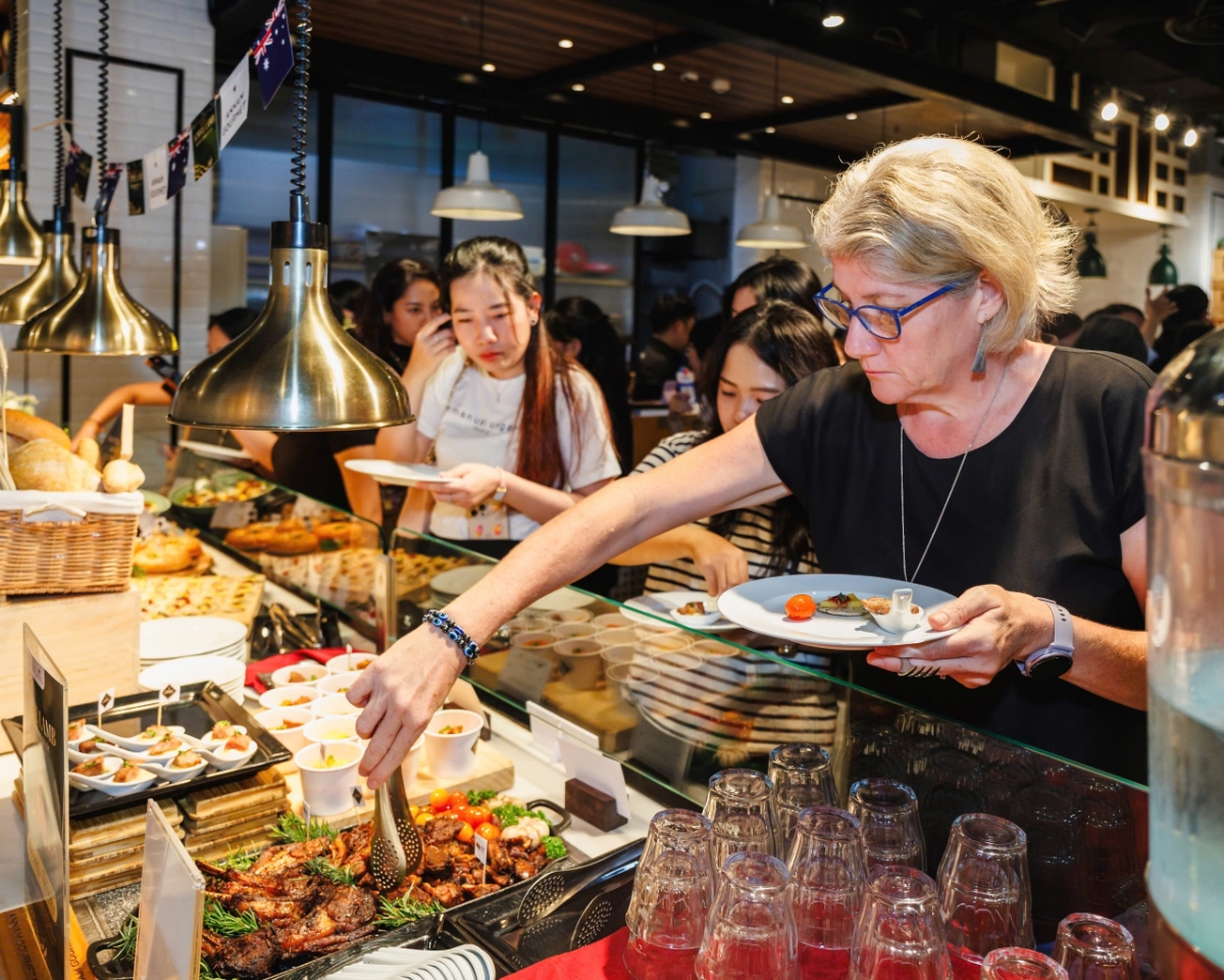 Người tiêu dùng trải nghiệm dùng thử thịt cừu Australia tại Anna Gourmet. Ảnh: Austrade