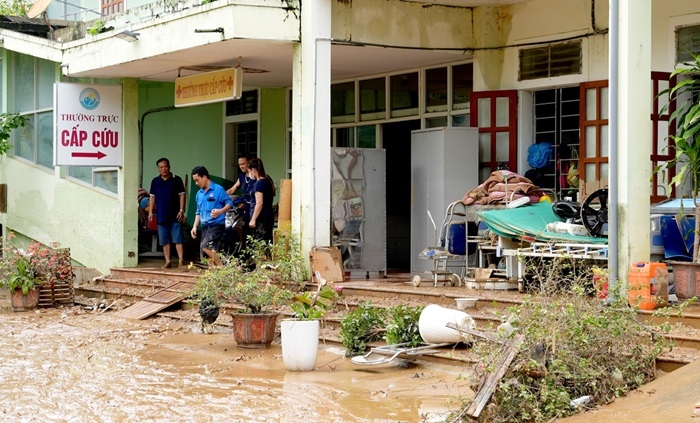 Trung tâm Y tế Tương Dương chìm trong bùn đất khi lũ quét qua trong trận bão số 3, cuối tháng 7 vừa qua. 