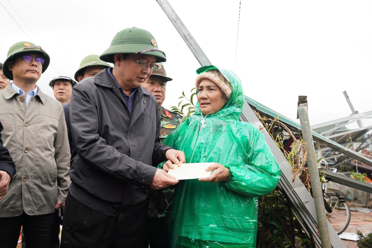 Phó Thủ tướng Hồ Quốc Dũng chia sẻ với người dân tỉnh Lâm Đồng