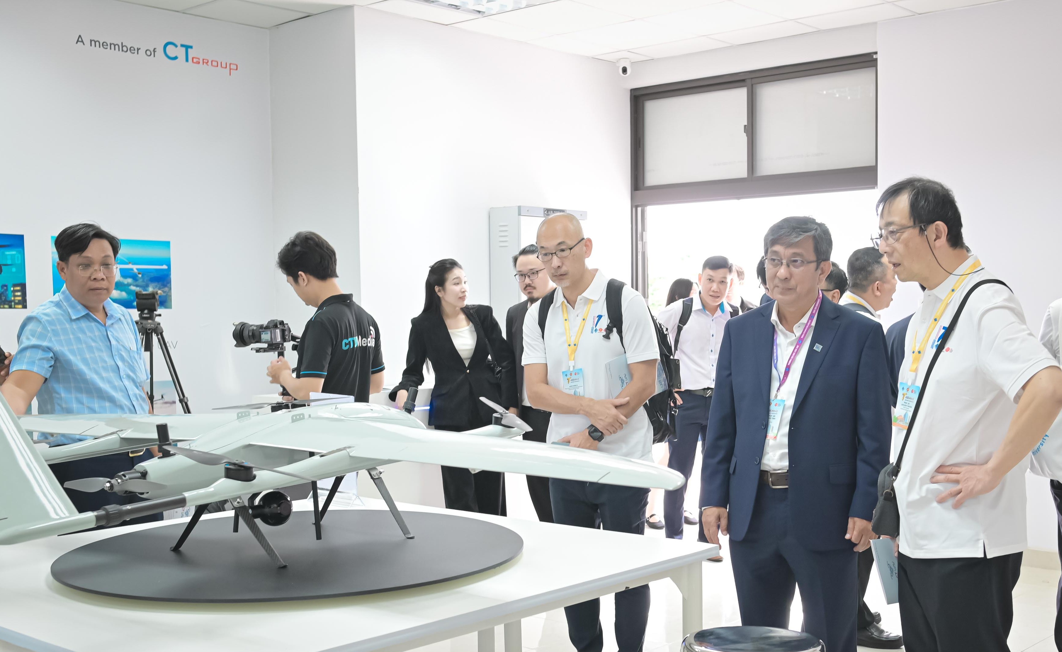 Đoàn tham gia Hội nghị tham quan UAV  Robot Agritech Innovation Lab.