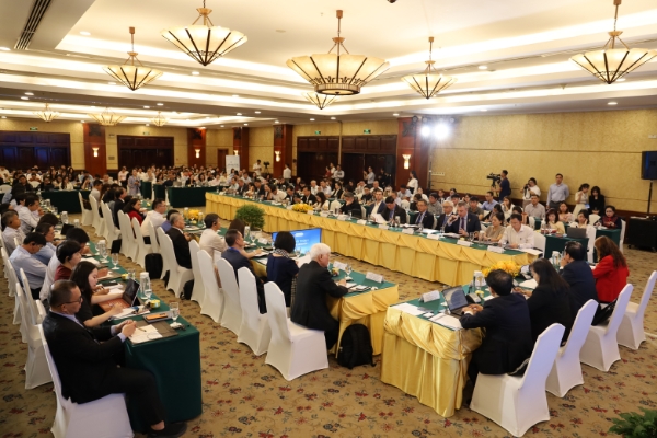 Diễn đàn Hỗ trợ Pháp lý Đầu tư 2025 đã thu hút hơn 300 đại biểu từ cơ quan quản lý, hiệp hội doanh nghiệp, nhà đầu tư và chuyên gia pháp lý.