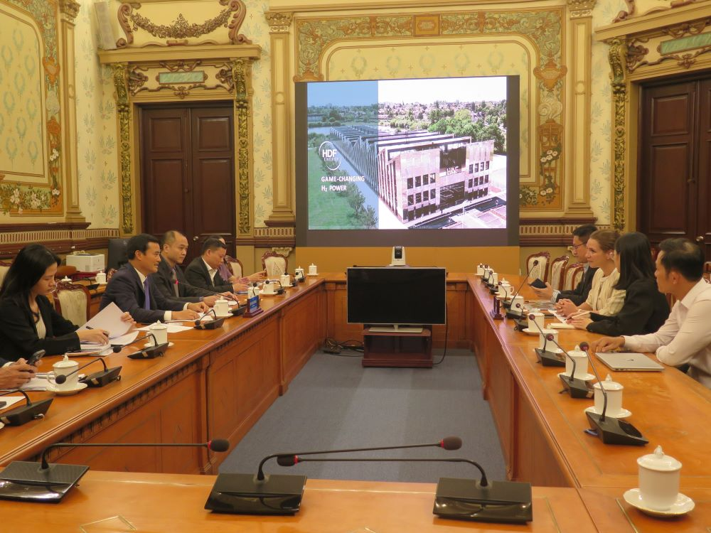 Phó Chủ tịch UBND TP. Hồ Chí Minh Bùi Xuân Cường làm việc với đoàn lãnh đạo Công ty HDF Energy (Pháp) vào chiều này 20/11. 