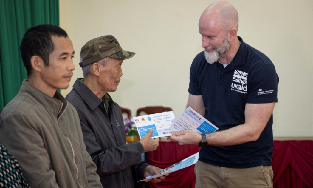 Ông Fergus McBean, Bí thư Thứ nhất phụ trách Khí hậu và Thiên nhiên (Đại sứ quán Anh) trao tiền hỗ trợ cho các hộ gia đình bị ảnh hưởng bởi bão lũ vừa qua tại Lạng Sơn. (Ảnh: UNICEF)