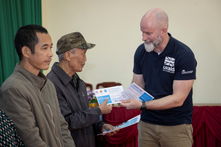 Ông Fergus McBean, Bí thư Thứ nhất phụ trách Khí hậu và Thiên nhiên (Đại sứ quán Anh) trao tiền hỗ trợ cho các hộ gia đình bị ảnh hưởng bởi bão lũ vừa qua tại Lạng Sơn. (Ảnh: UNICEF)