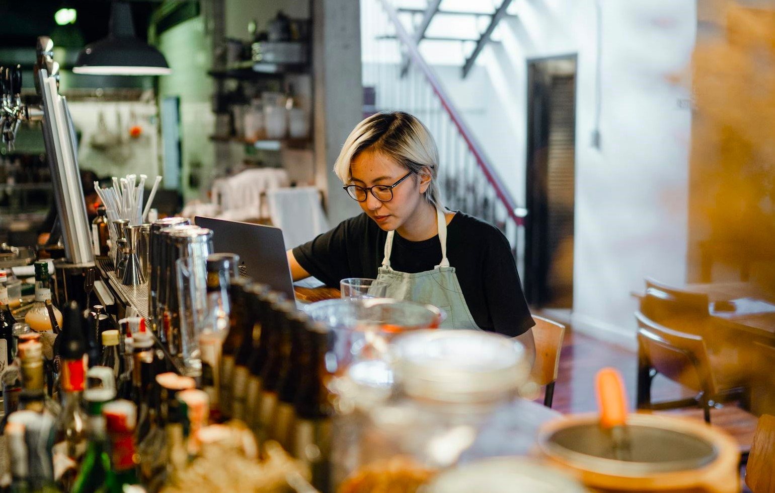 Nhiều doanh nghiệp thực phẩm và bán lẻ đã dùng AI để tự động hóa chăm sóc khách hàng, phân tích đơn hàng và tạo báo cáo theo thời gian thực. Ảnh minh họa