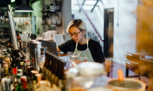 Nhiều doanh nghiệp thực phẩm và bán lẻ đã dùng AI để tự động hóa chăm sóc khách hàng, phân tích đơn hàng và tạo báo cáo theo thời gian thực. Ảnh minh họa