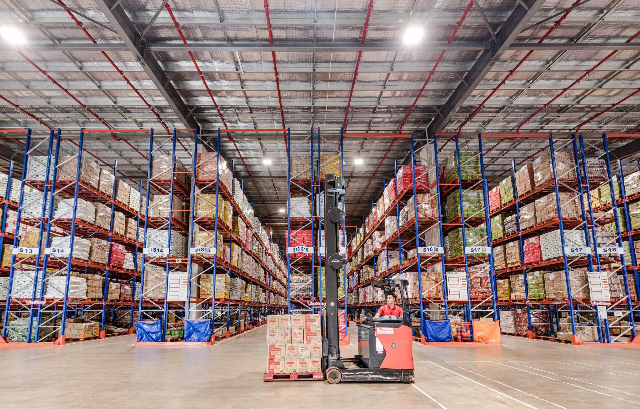 OneShop sở hữu 25.000 m2và kho vệ tinh 10.000 m2 trên khắp cả nước.