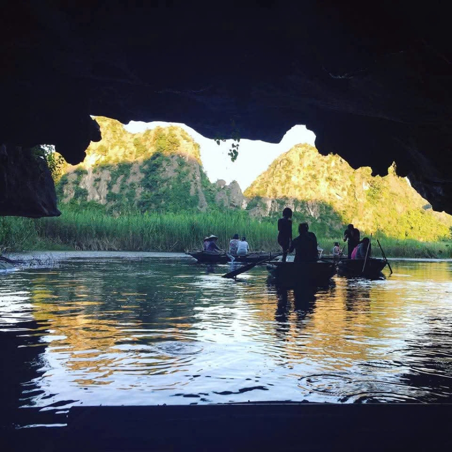 Vân Long tự hào sở hữu hai kỷ lục thiên nhiên của Việt Nam: nơi có số lượng cá thể voọc mông trắng nhiều nhất và nơi có bức tranh tự nhiên lớn nhất.
