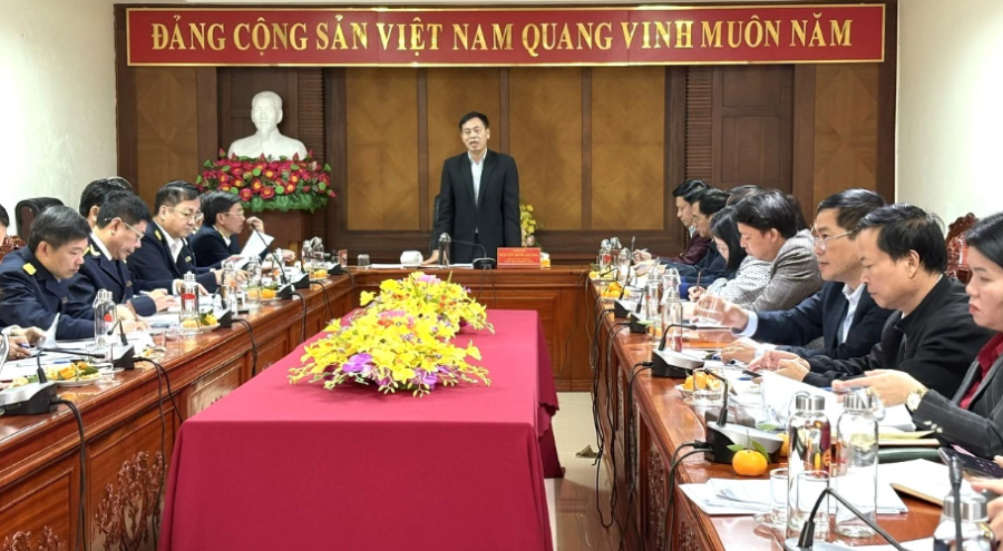 Nguyễn Đăng Quang, Phó Bí thư Tỉnh ủy Quảng Trị làm việc với ngành thuế. Ảnh: Hoàng Linh