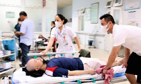 Sẵn sàng thu dung cấp cứu, kịp thời hỗ trợ y tế cho người dân vùng ngập lụt