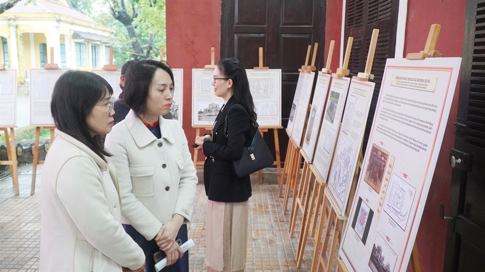 Khách tham quan tìm hiểu các hiện vật tại triển lãm “Hiện vật hiến tặng” trong không gian Cơ Mật Viện.