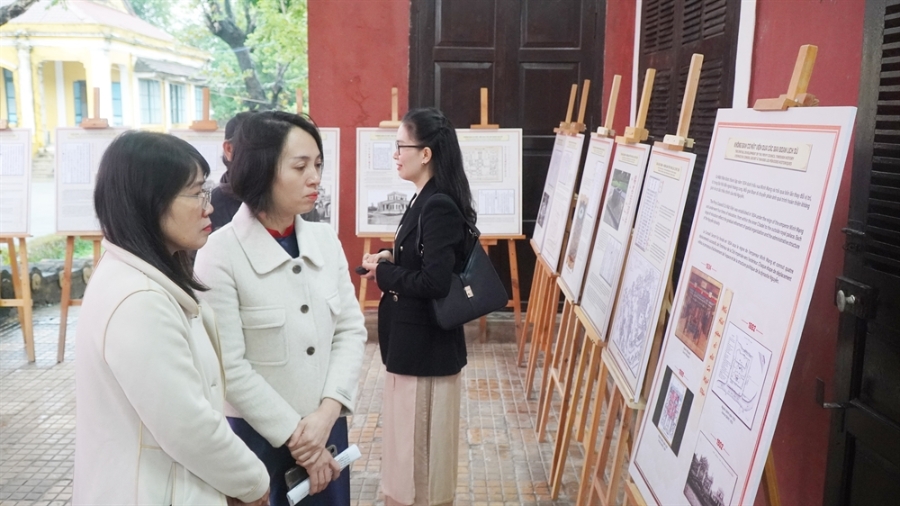 Khách tham quan tìm hiểu các hiện vật tại triển lãm “Hiện vật hiến tặng” trong không gian Cơ Mật Viện.