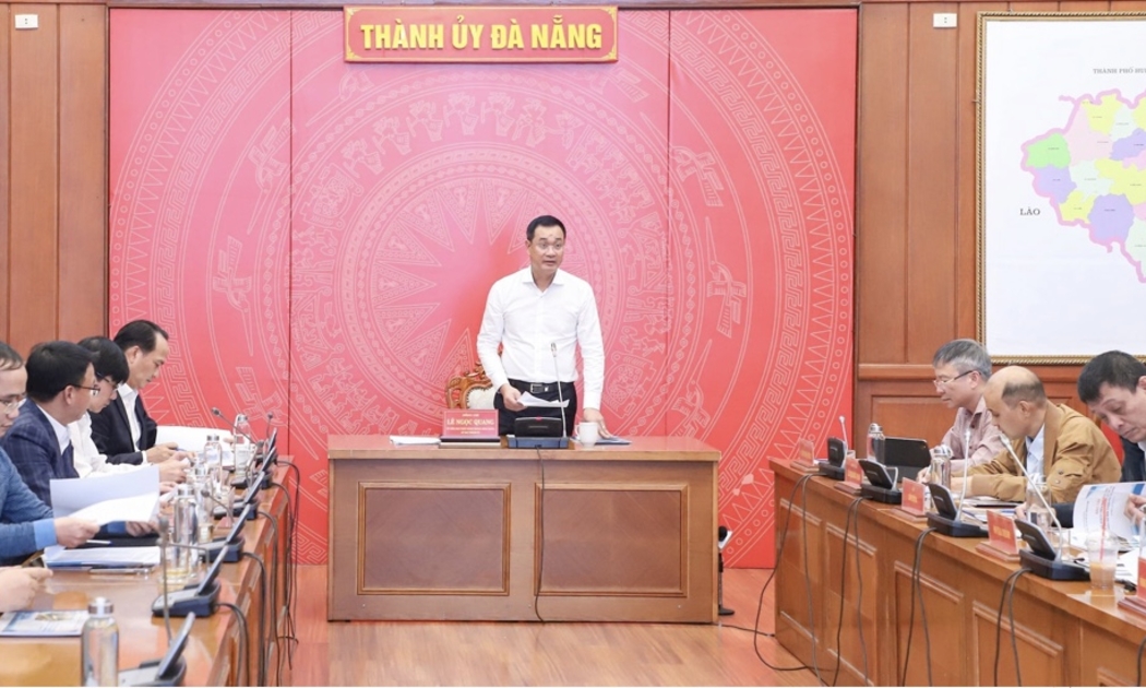 Bí thư Thành ủy Đà Nẵng Lê Ngọc Quang chủ trì cuộc họp Ban Chỉ đạo giải phóng mặt bằng Dự án tuyến đường sắt tốc độ cao trục Bắc-Nam (đoạn qua địa bàn Đà Nẵng) tại đầu cầu Thành ủy Đà Nẵng.