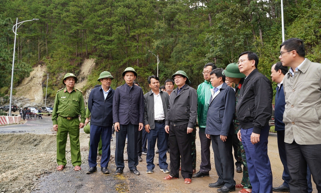 Phó Thủ tướng Hồ Quốc Dũng kiểm tra tình hình sạt lở nghiêm trọng tại Đèo Prenn