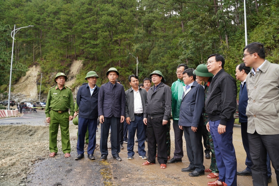 Phó Thủ tướng Hồ Quốc Dũng kiểm tra tình hình sạt lở nghiêm trọng tại Đèo Prenn