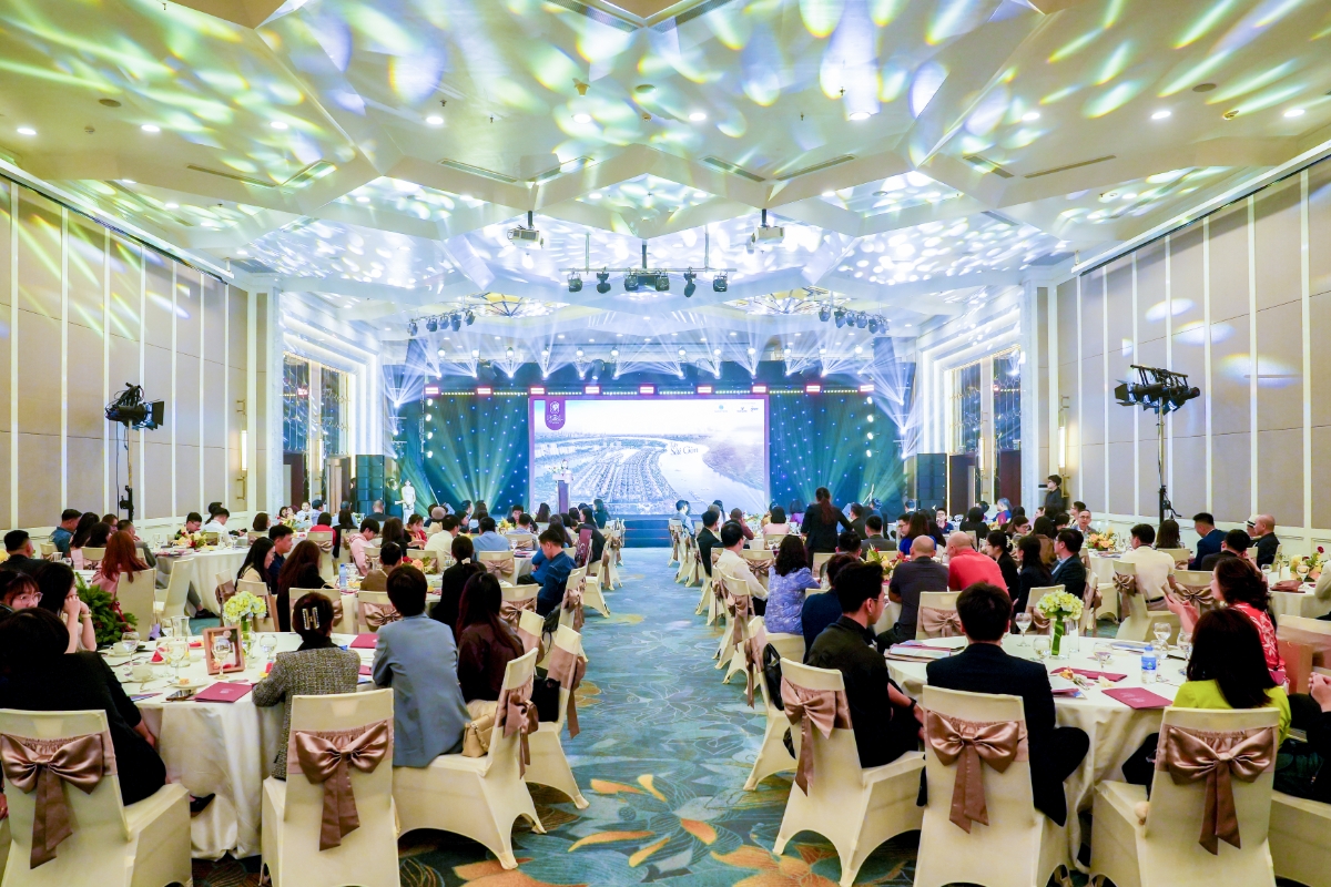 Đông đảo chuyên gia, nhà đầu tư và các nghệ sĩ tham gia sự kiện “Bình Minh rực sáng Tây Sài Gòn” tại Hà Nội.