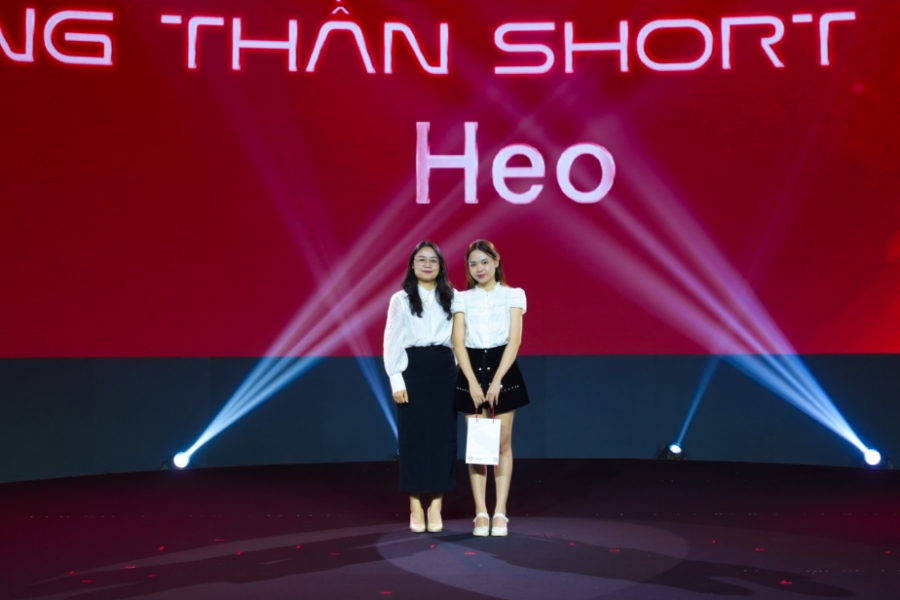 Bà Nguyễn Ngọc Linh, Tổng Giám đốc DNSE (trái) trao giải cho nhà đầu tư thắng Giải Esport phái sinh.