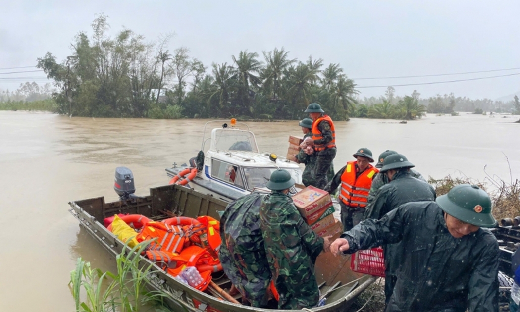 Công tác cứu hộ, cứu nạn được triển khai khẩn cấp ở các địa bàn ngập lụt - Ảnh: Báo Đắk Lắk