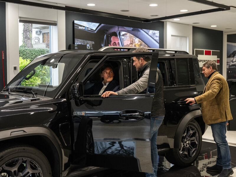 <i>Sau khi mức thuế quan lên tới 45% của châu Âu đối với xe điện nhập khẩu từ Trung Quốc có hiệu lực vào năm ngoái, các nhà sản xuất ô tô Trung Quốc đã chuyển hướng sang bán xe hybrid cắm sạc, loại xe không phải chịu mức thuế tương tự.</i>