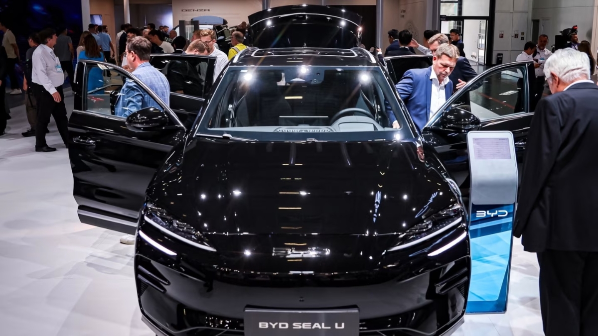 Các nhà sản xuất ô tô EU có nguy cơ thua cuộc chiến xe hybrid cắm sạc ngay trên sân nhà