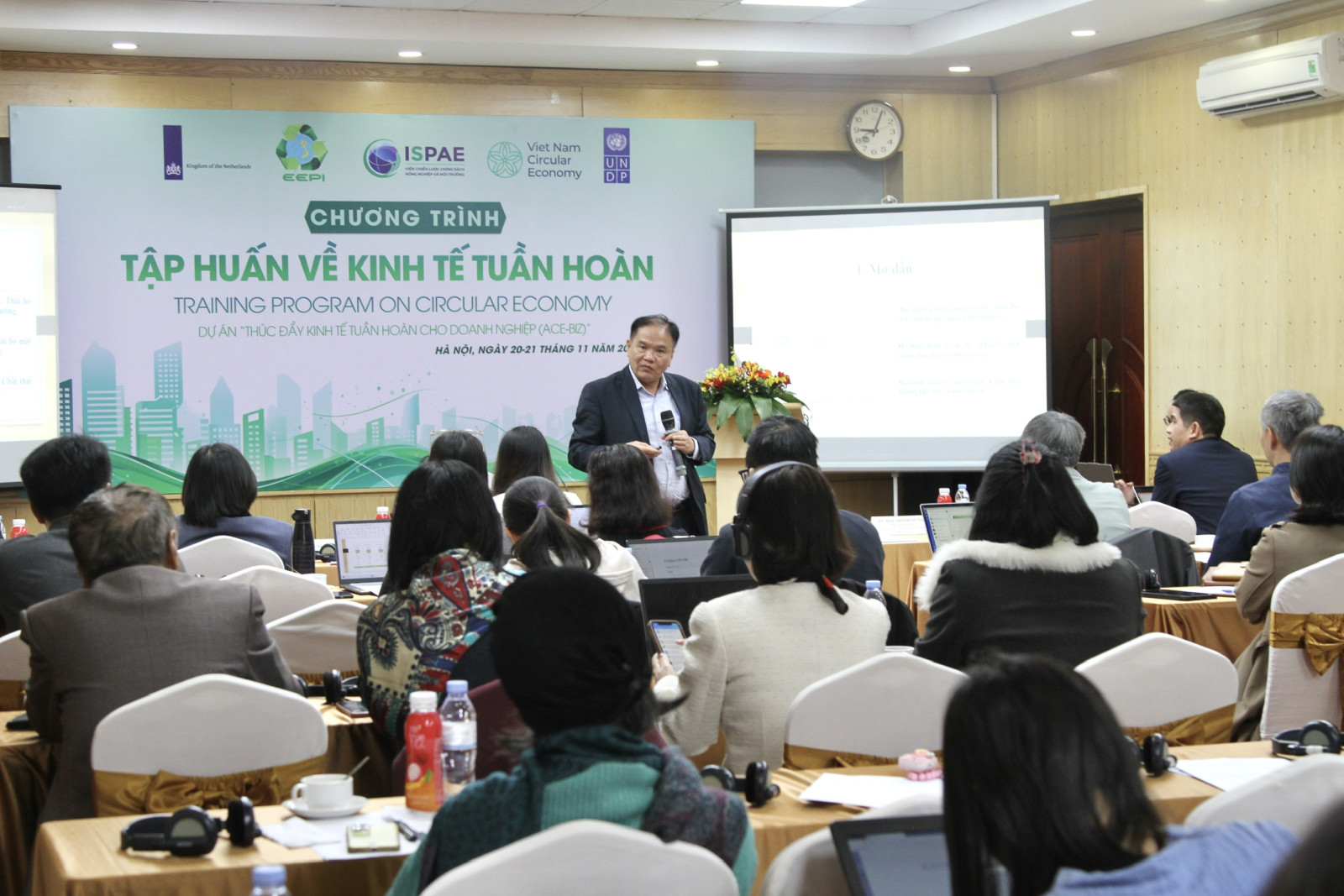 PGS.TS Nguyễn Thế Chinh, Viện trưởng Viện Chính sách Kinh tế Môi trường trao đổi tại chương trình.