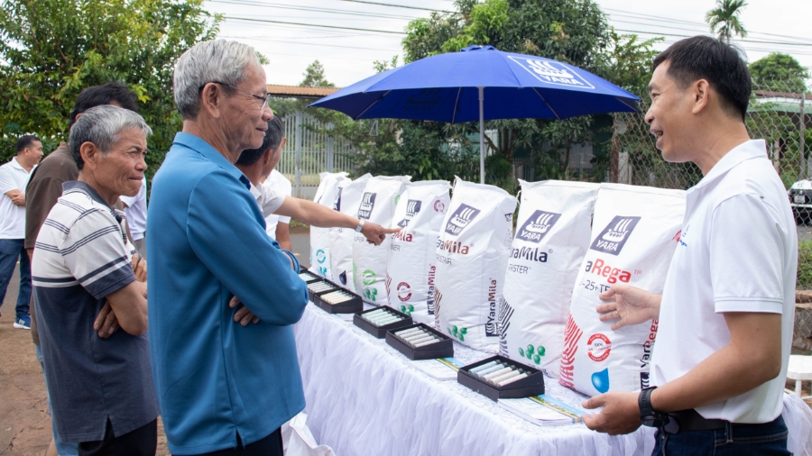 Chuyên gia Yara Việt Nam trao đổi trực tiếp với nông dân Đắk Lắk về giải pháp dinh dưỡng trong mô hình canh tác sầu riêng bền vững. (Ảnh: Yara Việt Nam).
