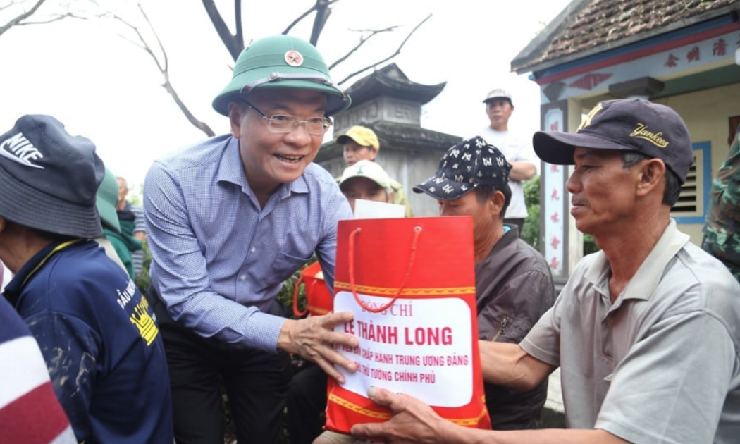 Phó Thủ tướng Lê Thành Long tặng quà người dân thôn Luật lễ (xã Tuy Phước, Gia Lai).