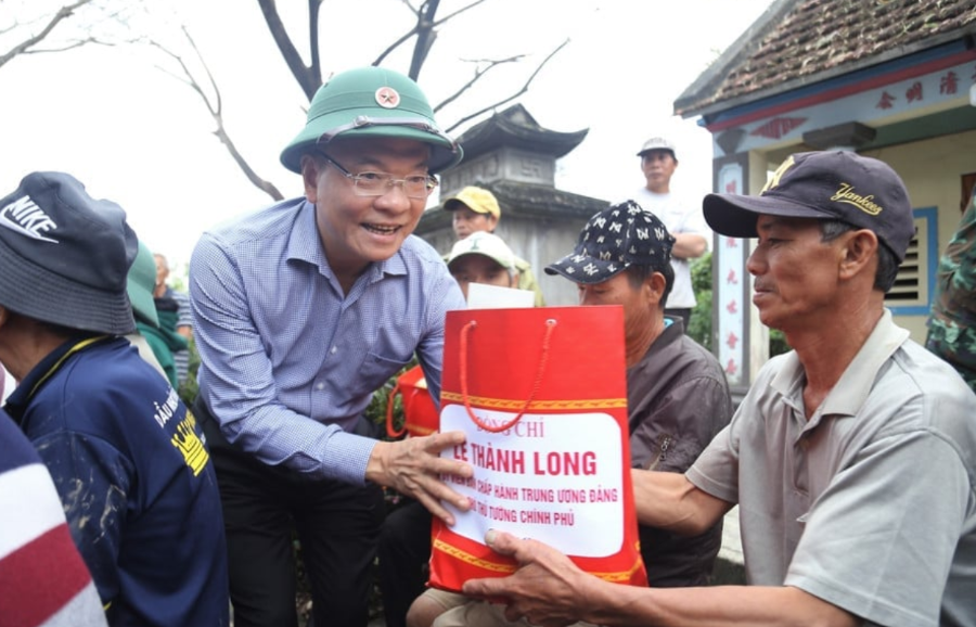 Phó Thủ tướng Lê Thành Long tặng quà người dân thôn Luật lễ (xã Tuy Phước, Gia Lai).