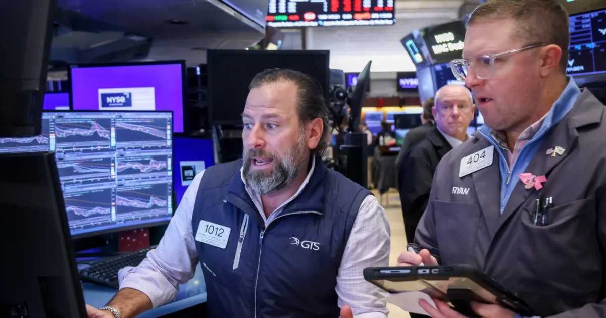 Chứng khoán Mỹ hồi mạnh nhờ tín hiệu mới về lãi suất, dầu thô sụt giá vì kế hoạch hòa bình cho Ukraine