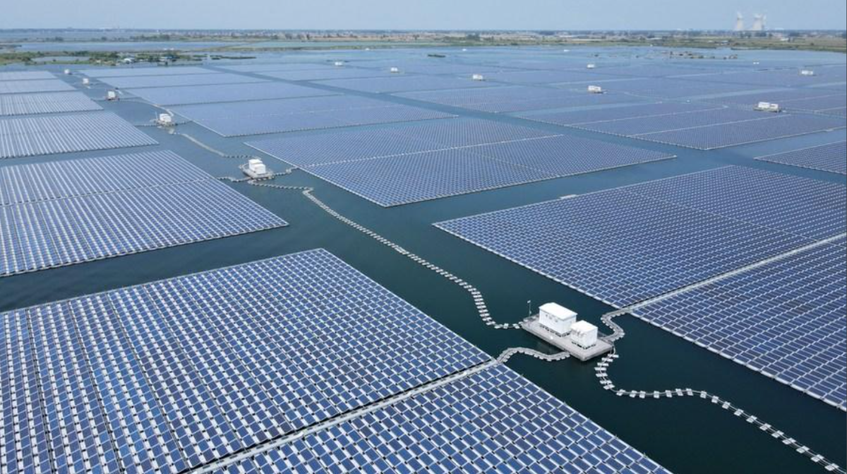Toàn cảnh nhà máy điện mặt trời nổi Mao Vĩ trên mặt nước, thuộc trấn Cố Thành, huyện Anh Thường, tỉnh An Huy, miền Đông Trung Quốc. Nguồn ảnh: Tân Hoa Xã
