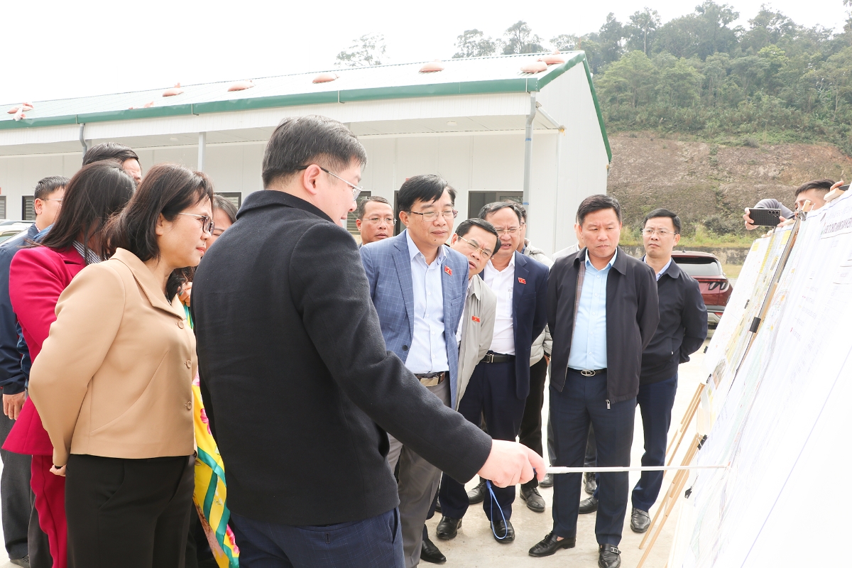 Đơn vị tư vấn báo cáo với đoàn khảo sát về điểm đấu nối dự án tại Cửa khẩu Thanh Thủy