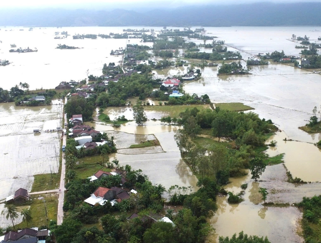 Nhiều thôn làng ở xã Hoà Thịnh ngập sâu trong nước. 