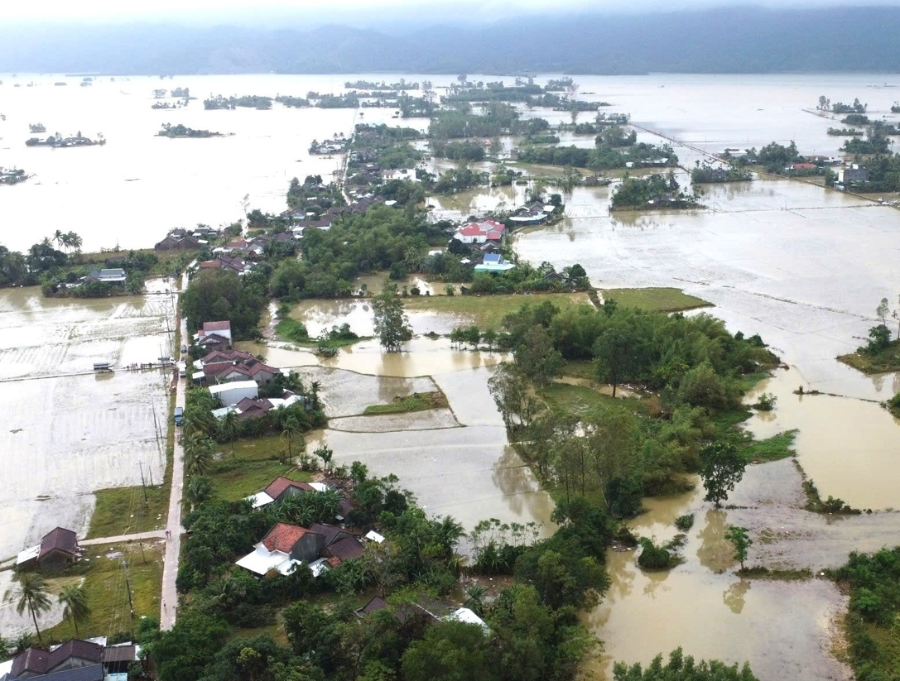 Nhiều thôn làng ở xã Hoà Thịnh ngập sâu trong nước. 