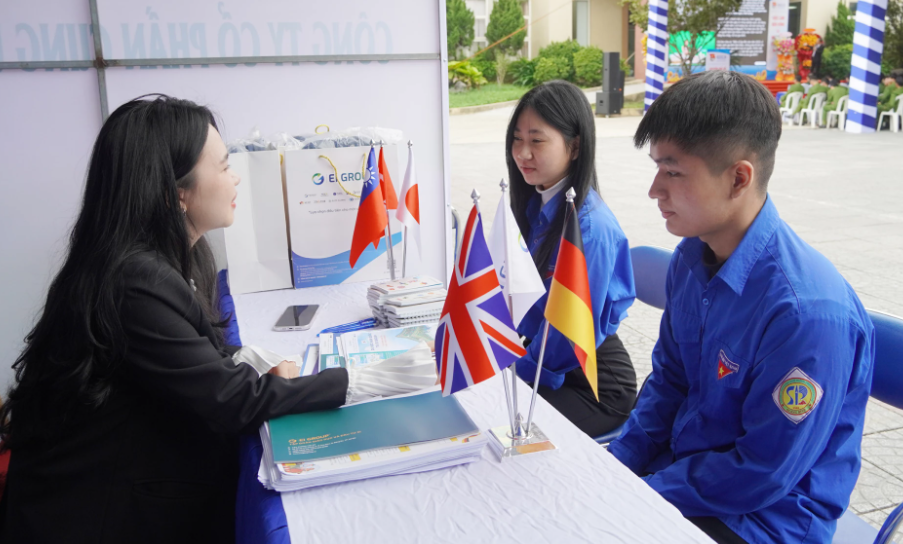 Các doanh nghiệp tư vấn thông tin cho đoàn viên, thanh niên. Ảnh: Lê Mai