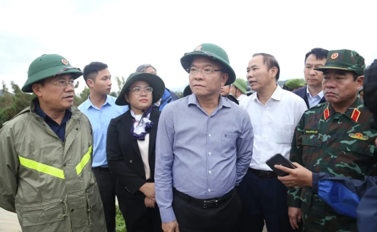 Phó Thủ tướng Lê Thành Long (đứng giữa) kiểm tra đoạn đê Luật Lễ bị vỡ