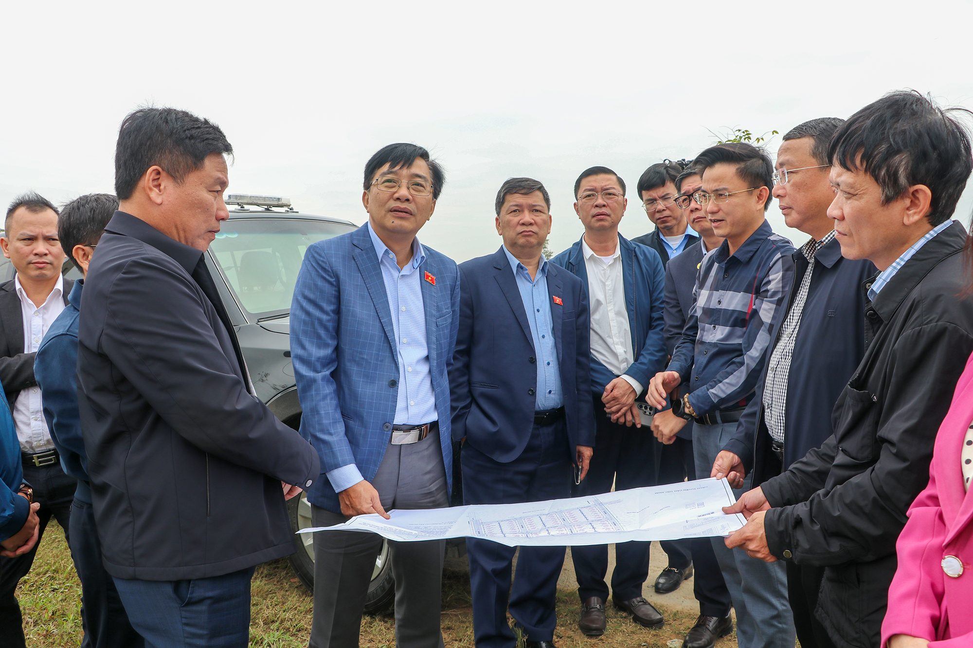 Lãnh đạo xã Hoa Quân báo cáo với đoàn khảo sát việc bố trí tái định cư cho các hộ dân