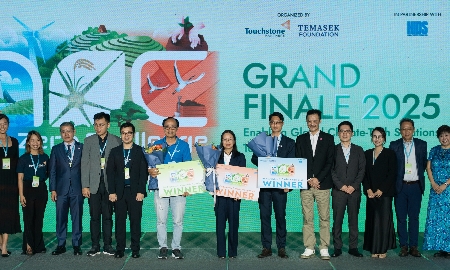 Ban tổ chức trao giải thưởng cho 3 đội đoạt giải chung kết Net Zero Challenge 2025: Alcarbo Technologies, Shoes Agtech và Vietnam Food.