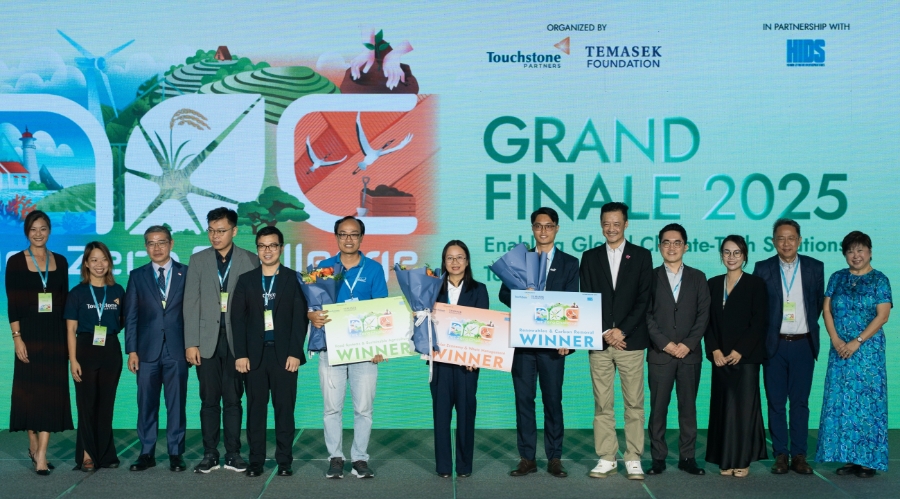 Ban tổ chức trao giải thưởng cho 3 đội đoạt giải chung kết Net Zero Challenge 2025: Alcarbo Technologies, Shoes Agtech và Vietnam Food.
