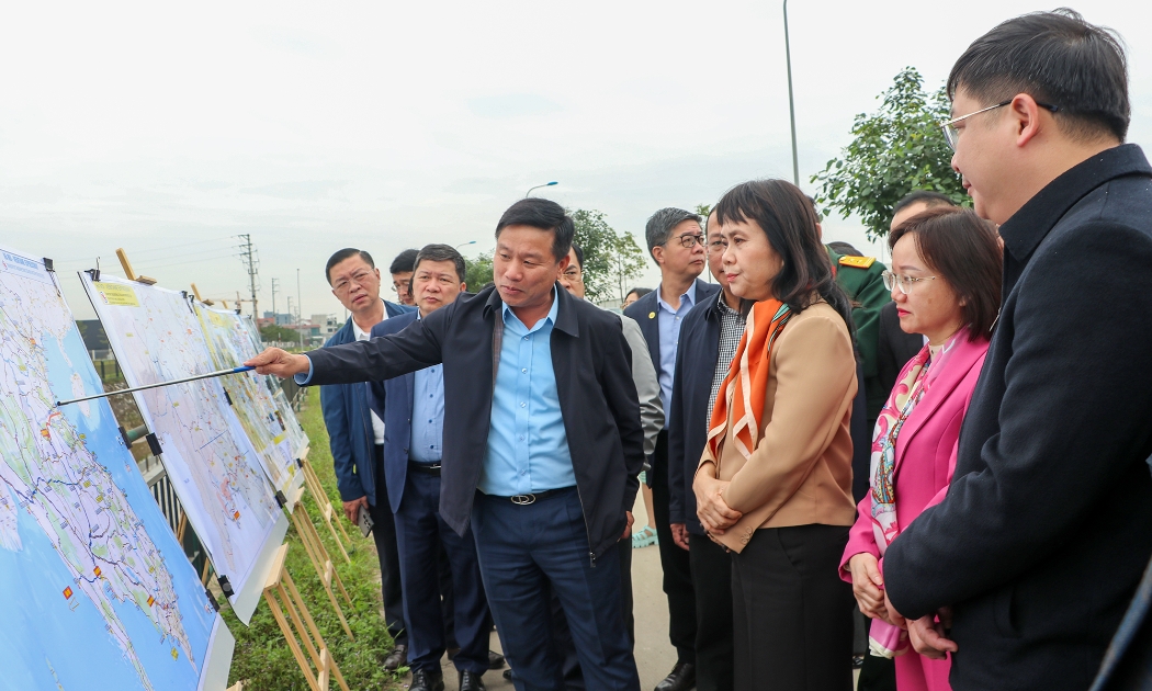 Phó Chủ tịch UBND tỉnh Nghệ An Hoàng Phú Hiền giới thiệu tổng quan Dự án đầu tư xây dựng đường bộ cao tốc Vinh - Thanh Thủy