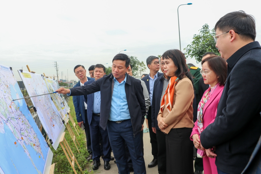 Phó Chủ tịch UBND tỉnh Nghệ An Hoàng Phú Hiền giới thiệu tổng quan Dự án đầu tư xây dựng đường bộ cao tốc Vinh - Thanh Thủy