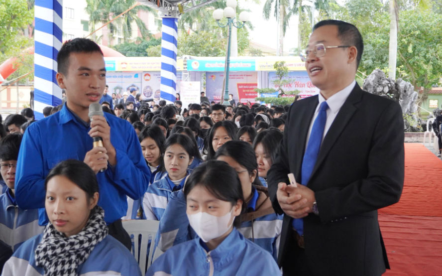Đoàn viên, thanh niên tham gia đối thoại tại ngày hội. Ảnh: Lê Mai