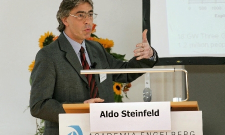 GS. Aldo Steinfeld từ Viện Công nghệ Liên bang Thụy Sĩ (ETH Zurich), Chủ nhân Giải Thành tựu trọn đời SolarPACES của Cơ quan Năng lượng Quốc tế 2024. Ảnh: Academia Engelberg